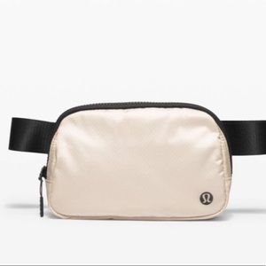Lululemon Everywhere Belt Bag opal/black
